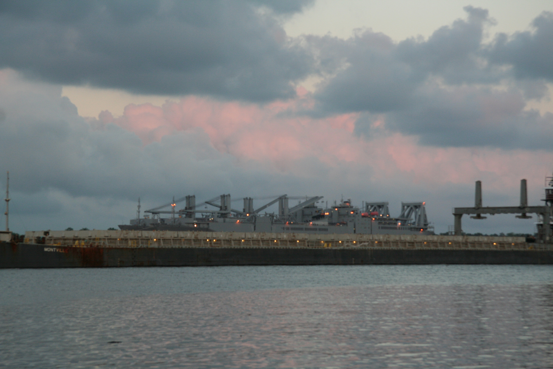 vorne/front Trockenfracht-Barke/Montville - dahinter/behind Militärtransportschiff/Military Cargo Ship